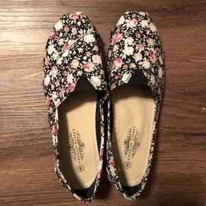 Floral Shoes. Size 8